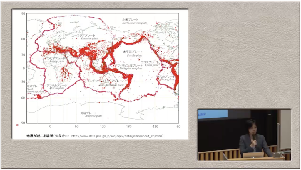 世界地図に地震が起きた場所が赤い点でマークされており、プレート境界上に集中していることがわかる