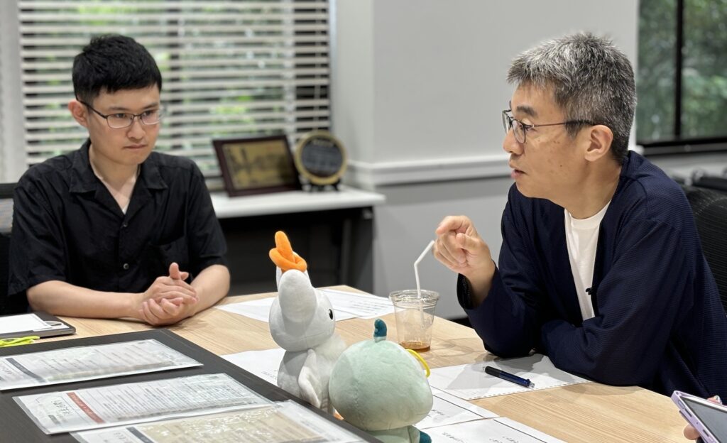 座談会の席で語る石井先生と真剣に聞く金子氏の写真